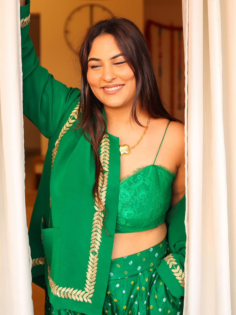 SAKSHI IN THE EMERALD BANDHINI SET